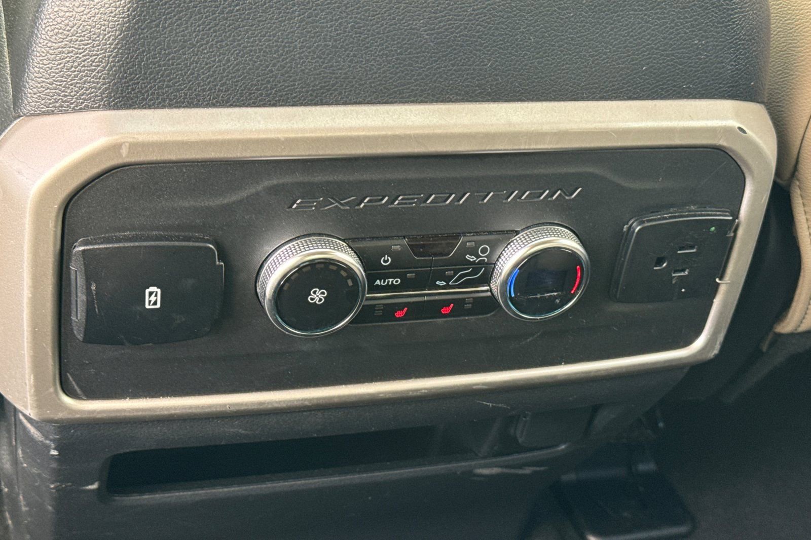 Used 2024 Ford Expedition Limited image 44