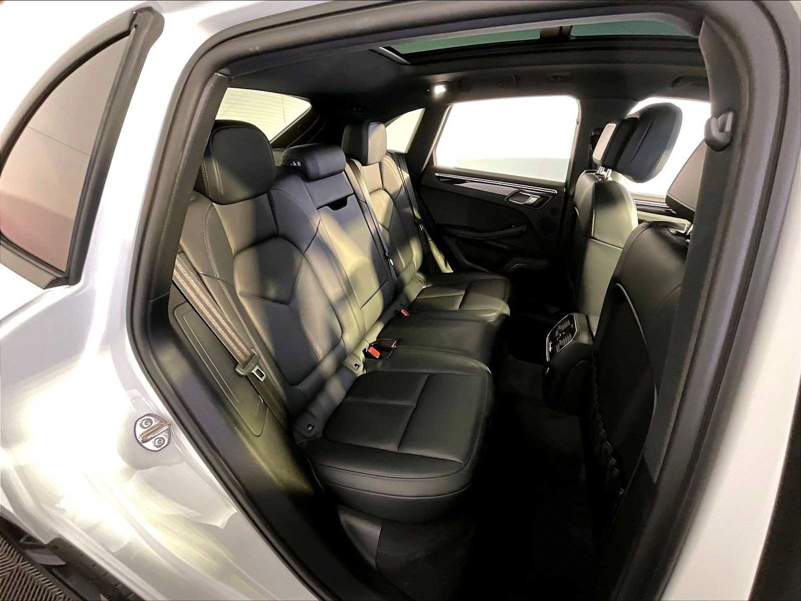 Certified 2023 Porsche Macan AWD/4WD image 23