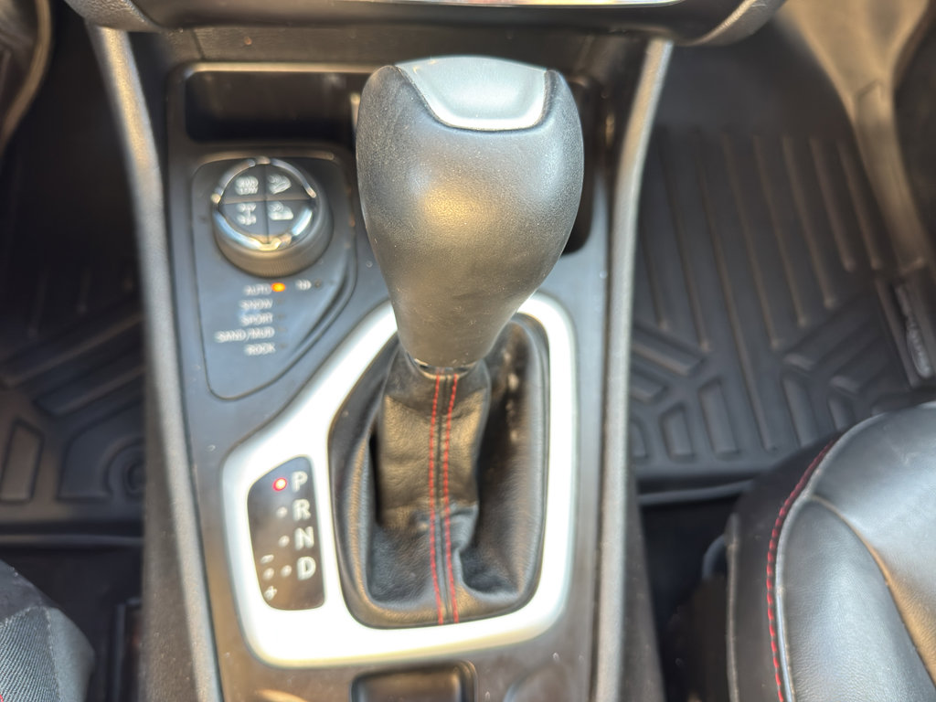 Used 2017 Jeep Cherokee Trailhawk image 11