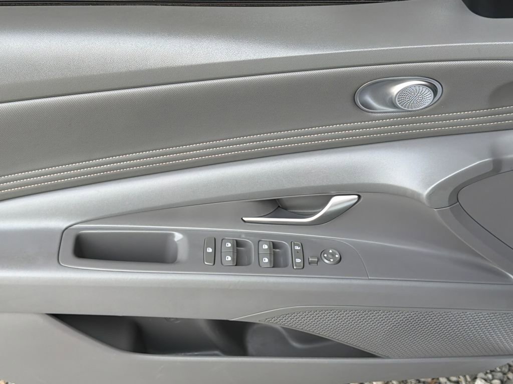 Used 2024 Hyundai Elantra SEL w/ Convenience Package FWD image 3