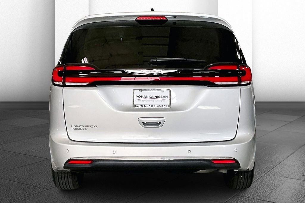 Used 2024 Chrysler Pacifica Touring-L FWD image 3
