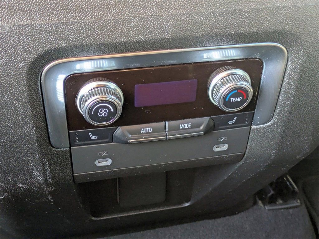 Used 2022 GMC Yukon SLT w/ SLT Premium Package image 8