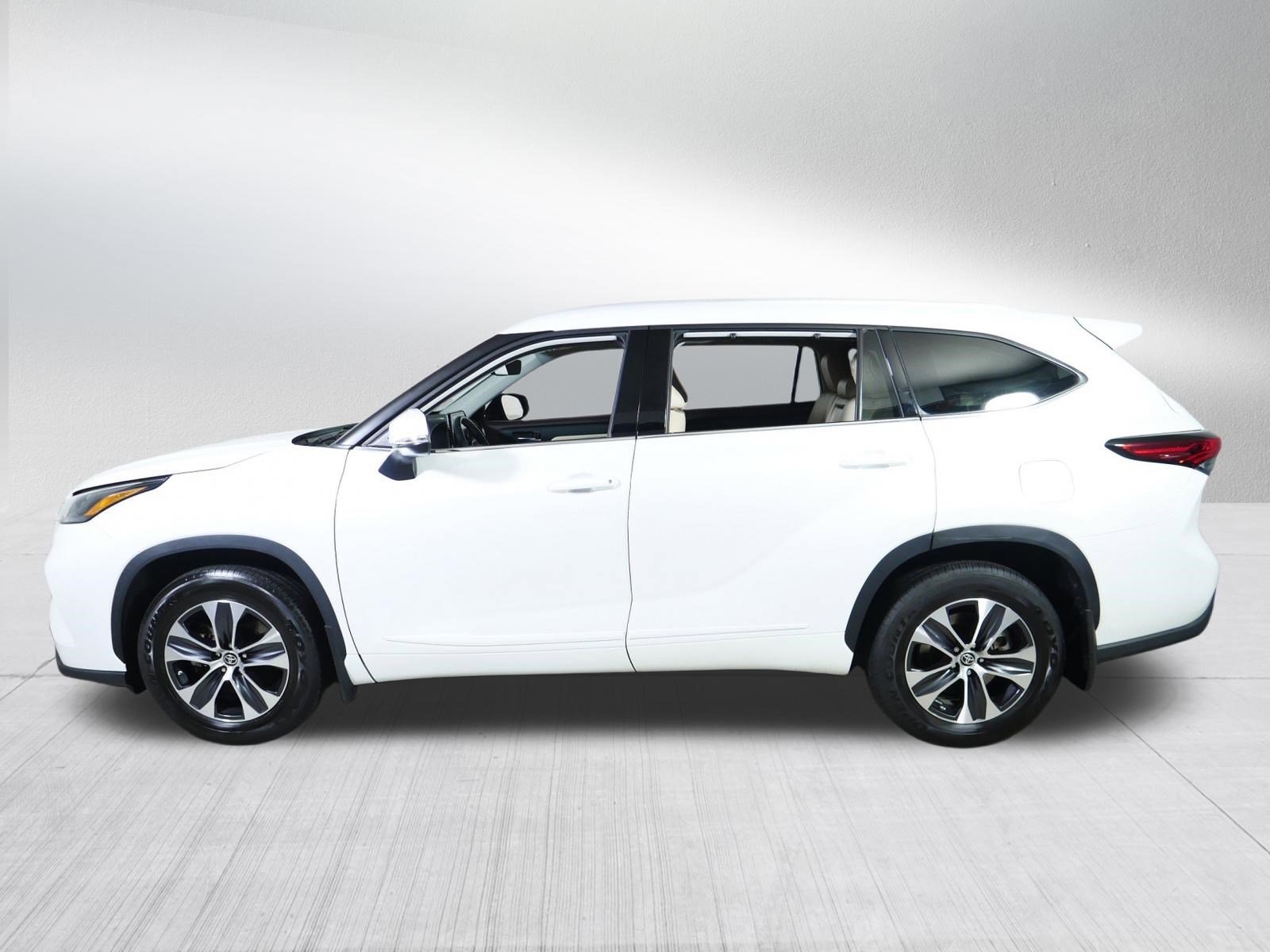 Used 2022 Toyota Highlander XLE AWD/4WD image 4