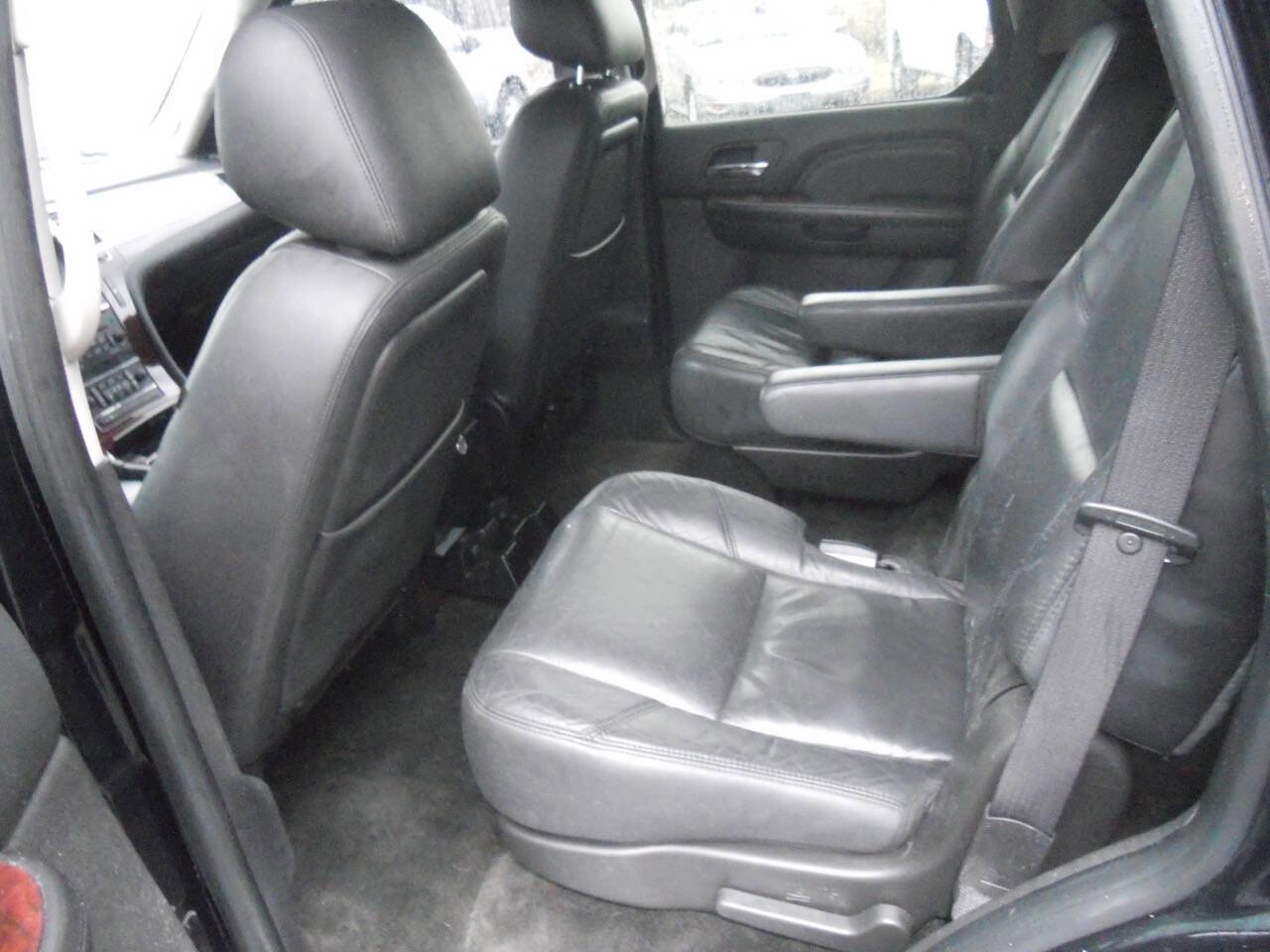 Used 2011 Cadillac Escalade Luxury image 22