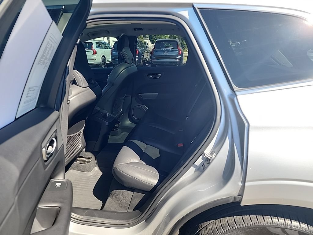 Used 2021 Volvo XC60 T5 Momentum w/ Protection Package AWD/4WD image 5