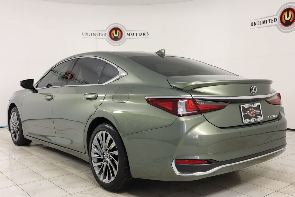 Used 2024 Lexus ES 300h Ultra Luxury w/ Accessory Package (Z2) FWD image 4