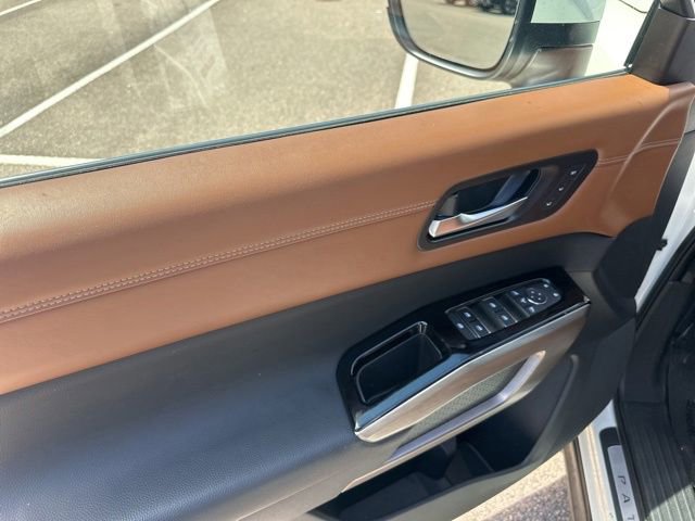 Used 2023 Nissan Pathfinder Platinum w/ Cargo Package AWD/4WD image 22