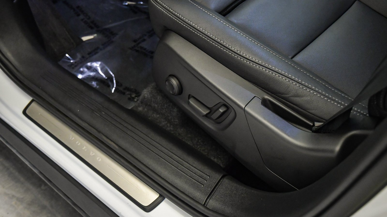 Certified 2025 Volvo XC40 B5 Plus w/ Climate Package image 23