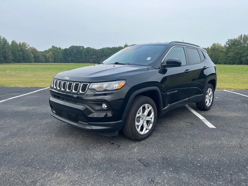 Used 2024 Jeep Compass Latitude AWD/4WD image 1