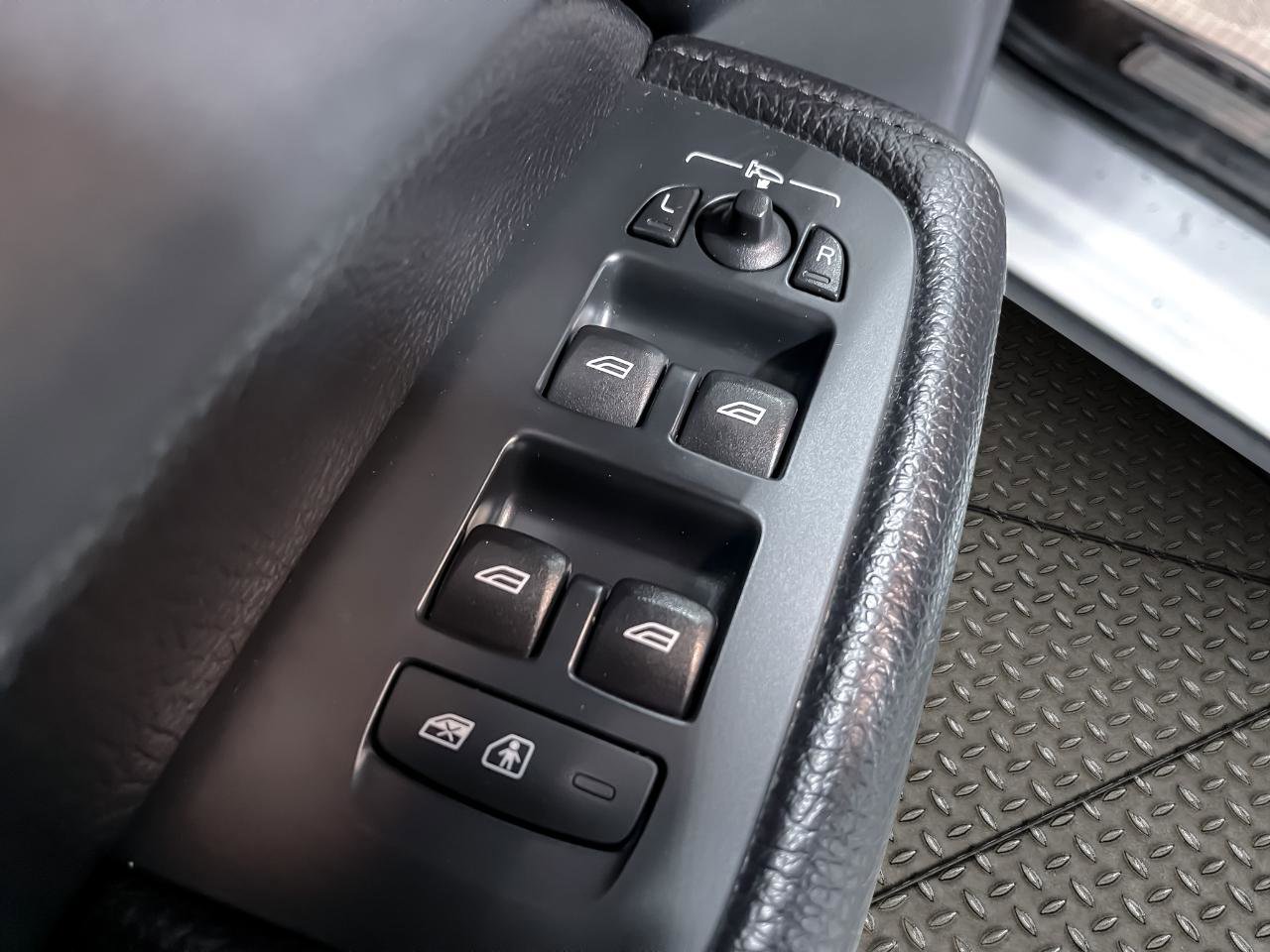 Used 2018 Volvo XC60 T6 Inscription w/ Convenience Package image 3