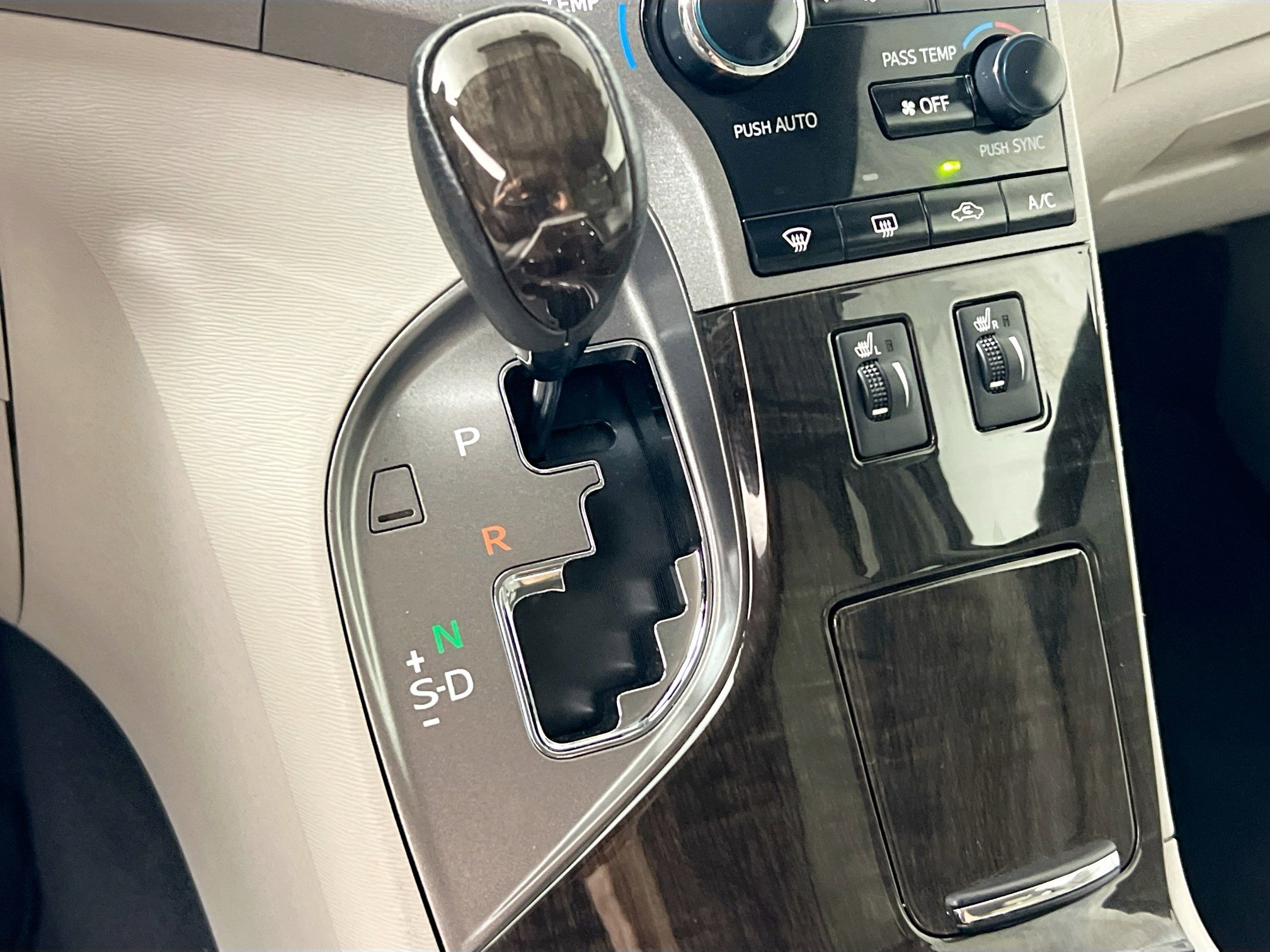 Used 2014 Toyota Venza XLE image 25