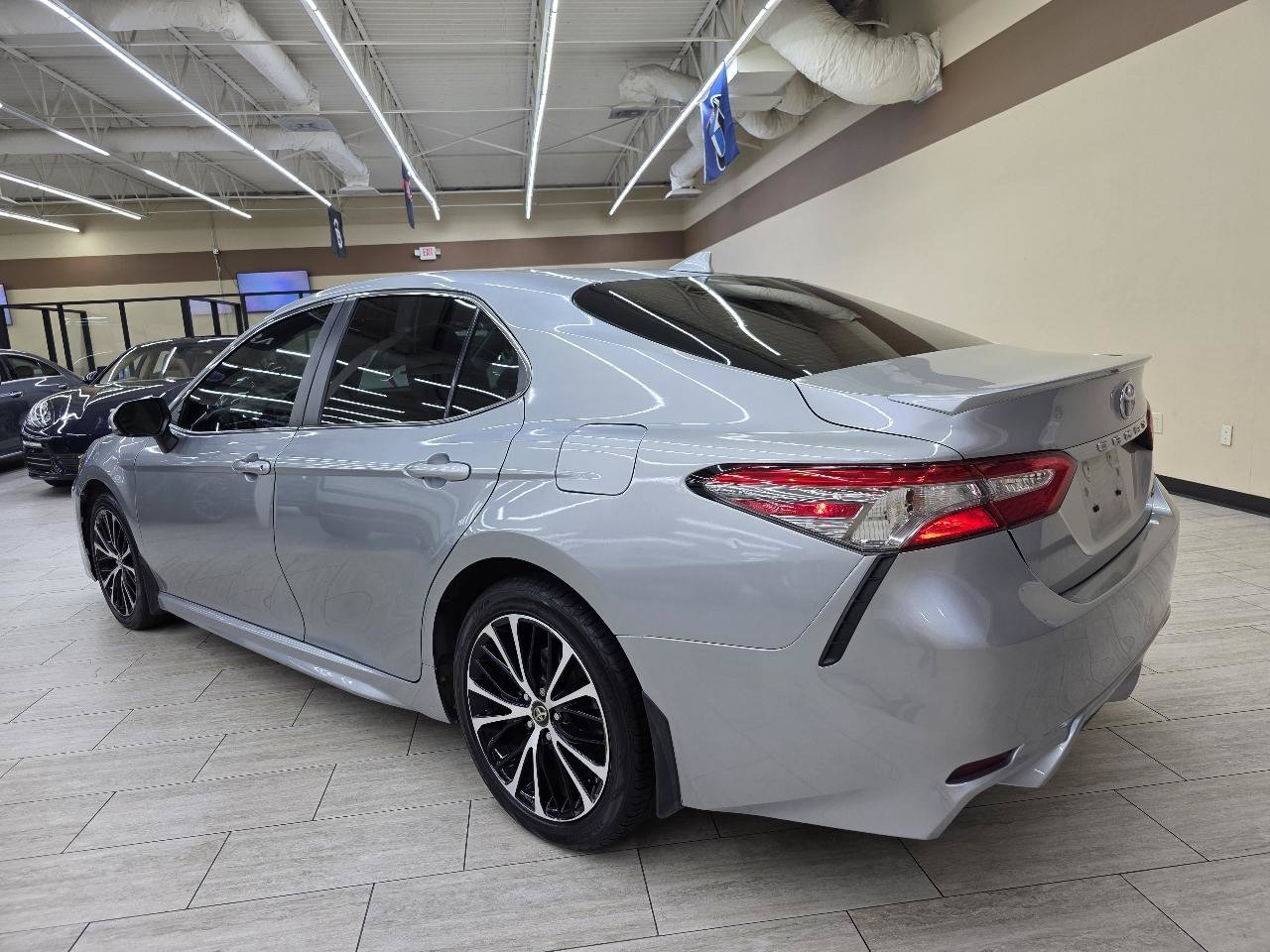 Used 2019 Toyota Camry SE w/ Convenience Package FWD image 8