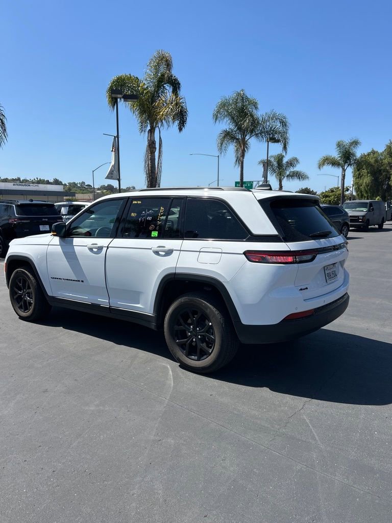 Used 2025 Jeep Grand Cherokee Altitude image 8