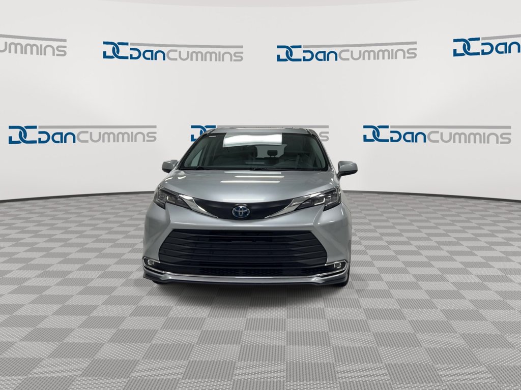 Used 2023 Toyota Sienna XLE AWD/4WD image 3
