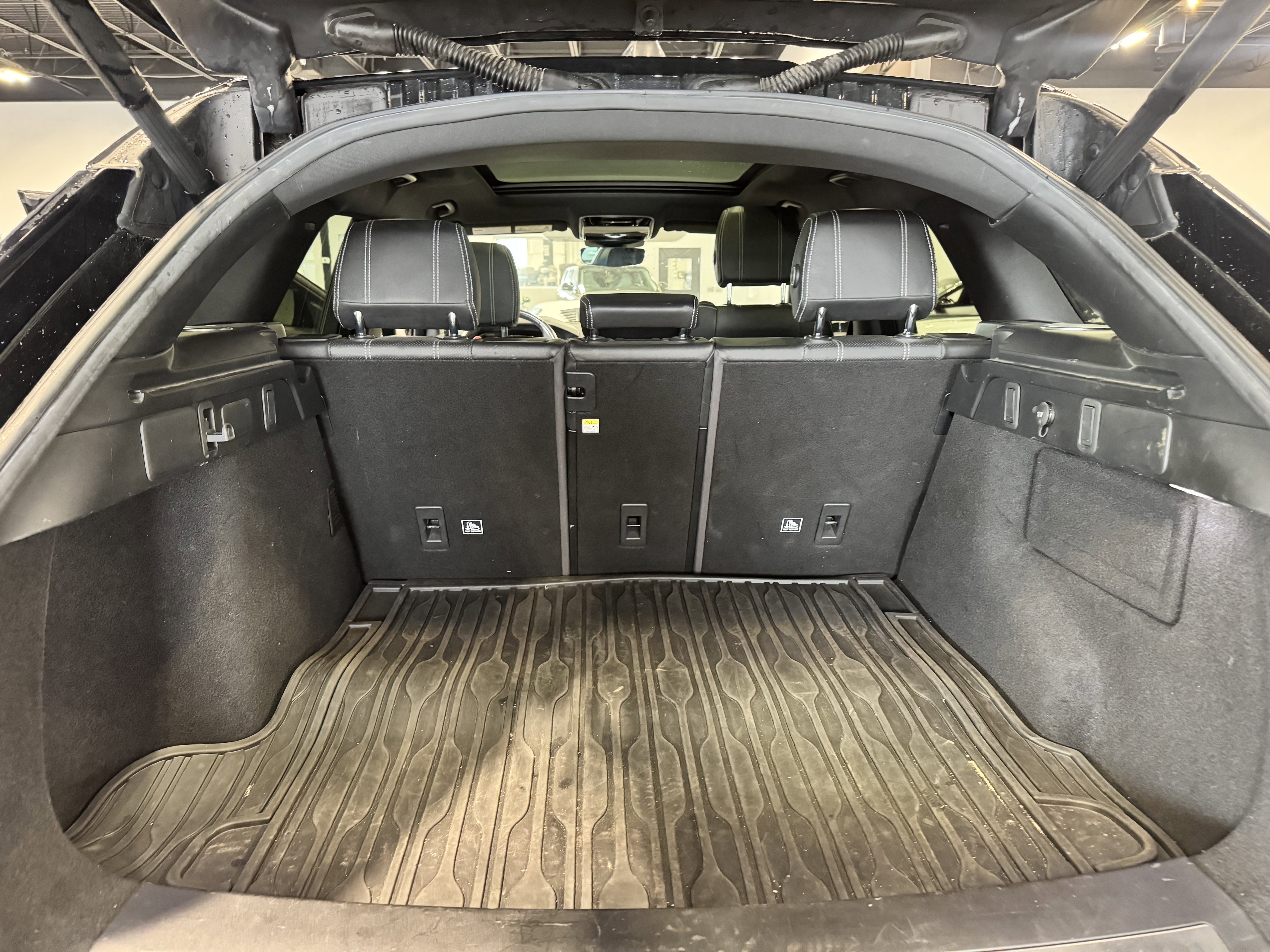 Used 2019 Land Rover Range Rover Velar R-Dynamic SE image 32