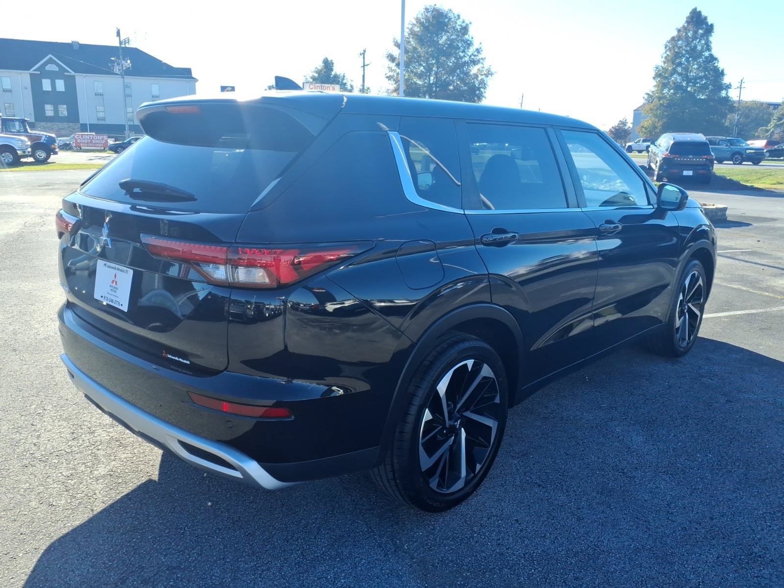 Used 2022 Mitsubishi Outlander SE FWD image 2