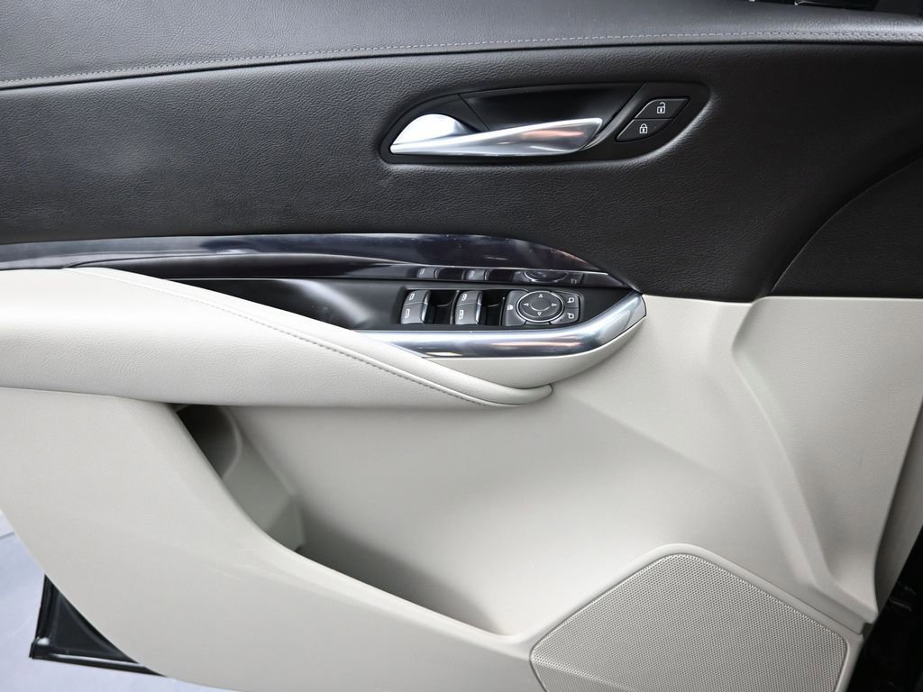 Used 2019 Cadillac XT4 Luxury w/ Cold Weather Package FWD image 14