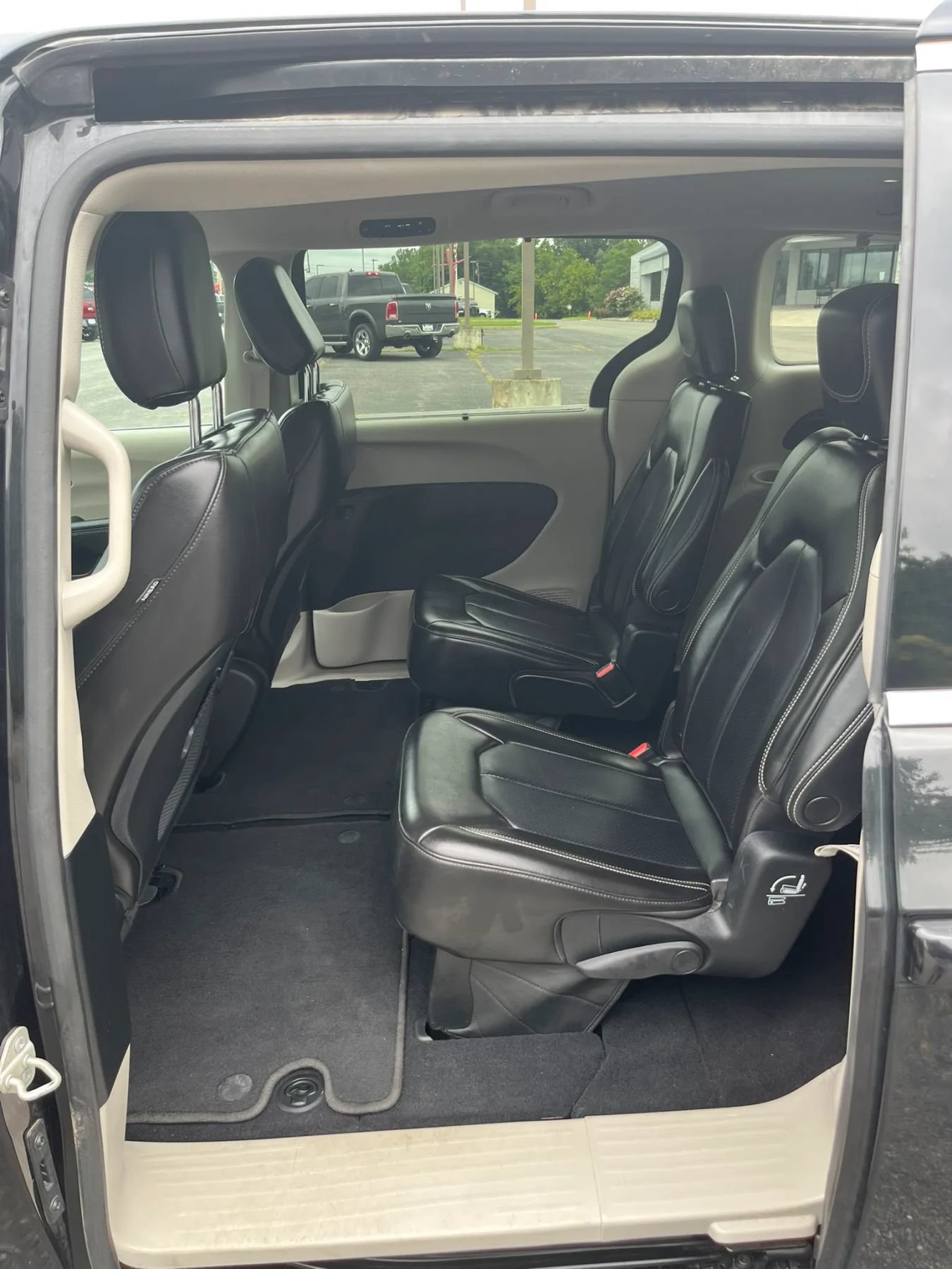 Used 2023 Chrysler Pacifica Touring-L FWD image 20