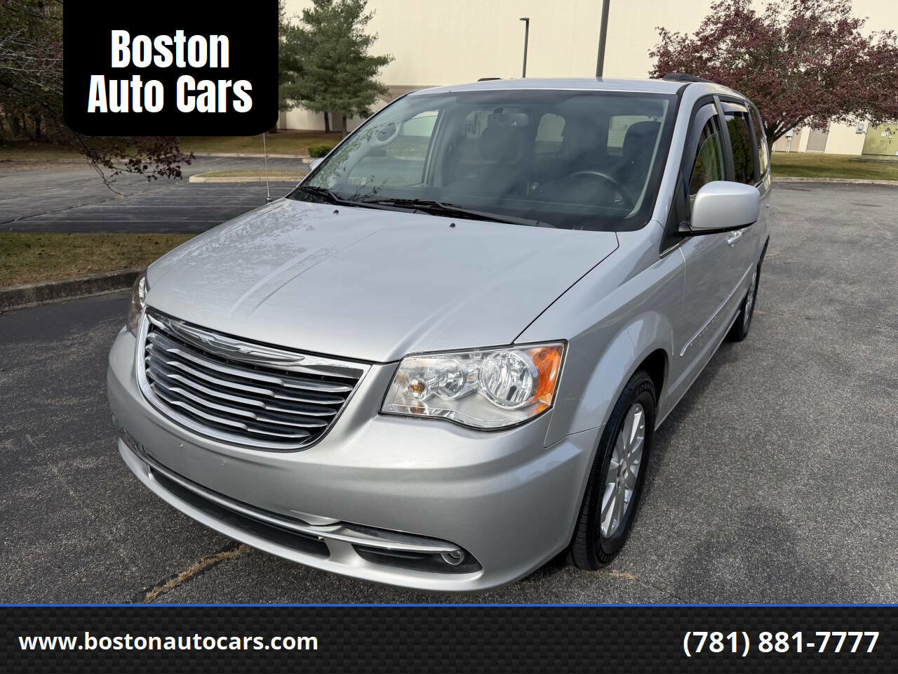 Used 2011 Chrysler Town & Country Touring-L w/ Driver Convenience Group image 1