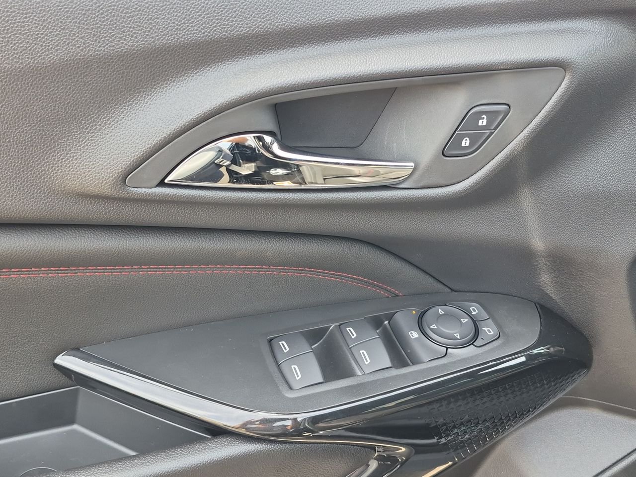 New 2026 Chevrolet Trax RS w/ Sunroof Package FWD image 24