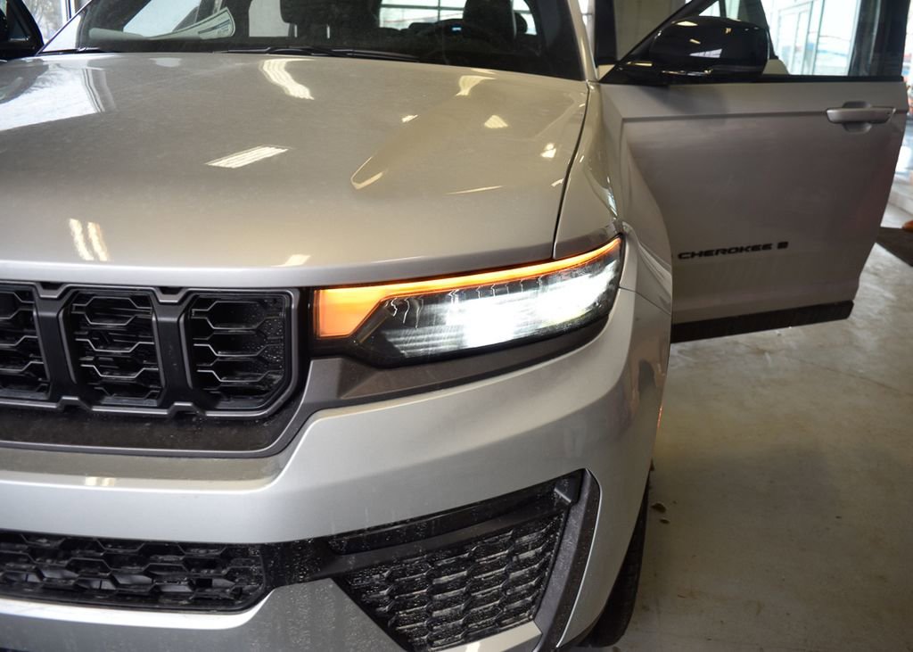 New 2026 Jeep Grand Cherokee Limited w/ Limited Altitude Package AWD/4WD image 29