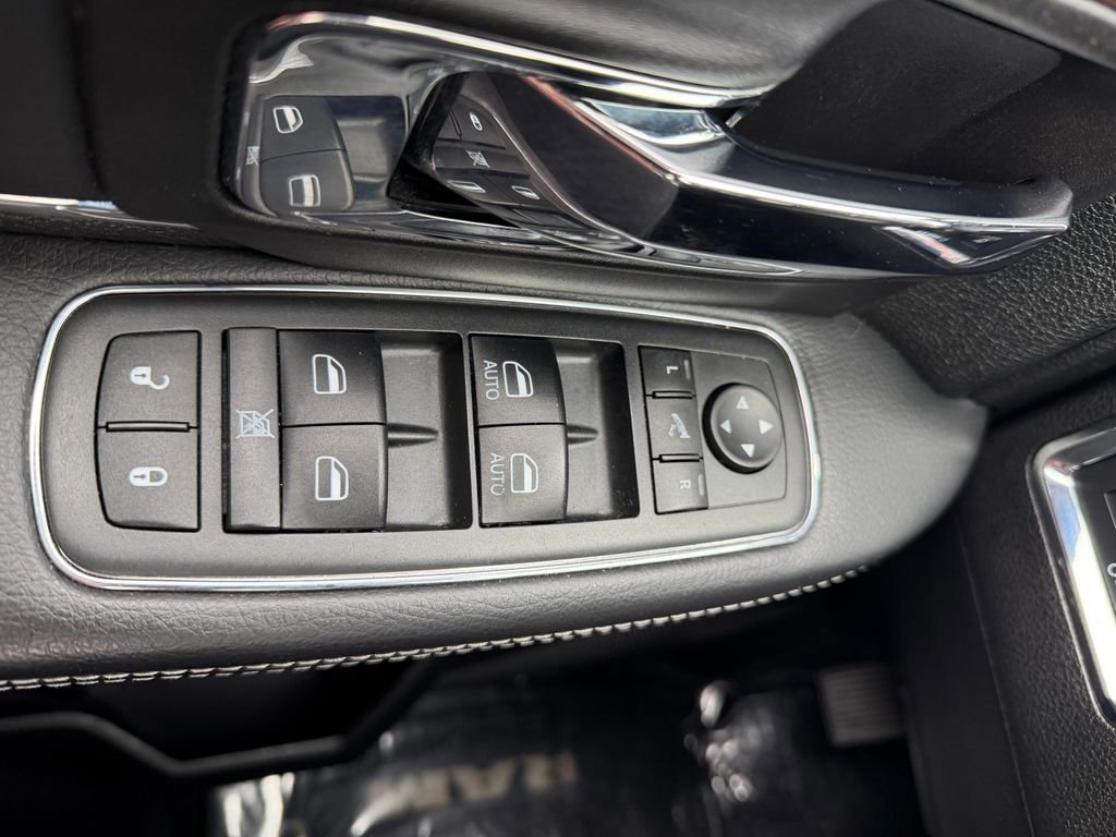 Used 2015 RAM 1500 Laramie w/ Convenience Group AWD/4WD image 13