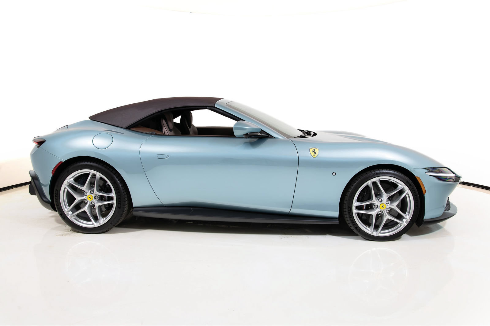 Certified 2025 Ferrari Roma Spider RWD image 20