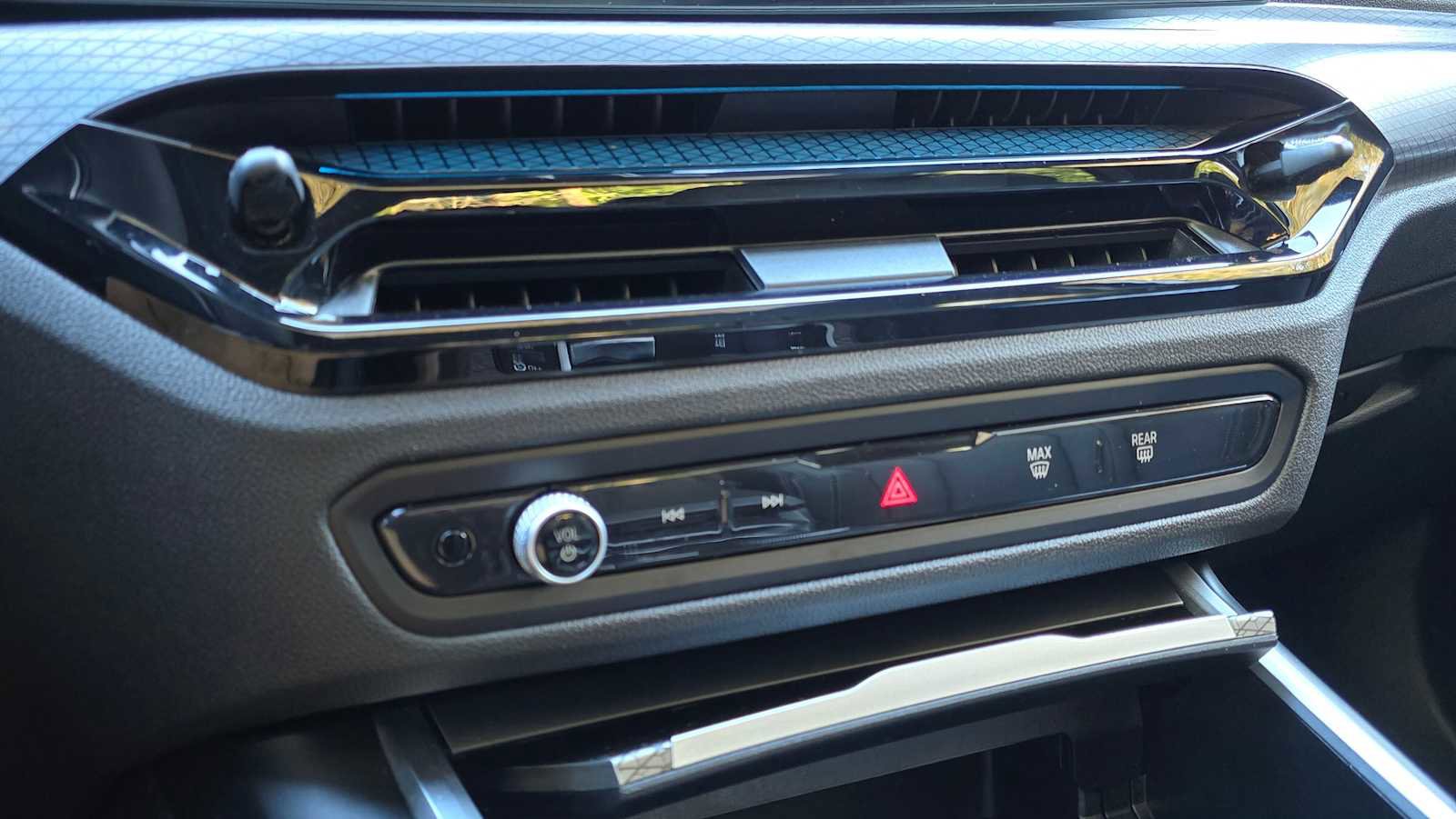 Used 2025 BMW 330i xDrive Sedan w/ M Sport Package image 32