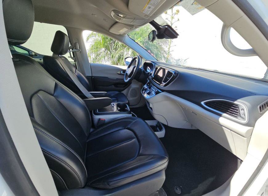 Used 2023 Chrysler Pacifica Touring-L FWD image 9