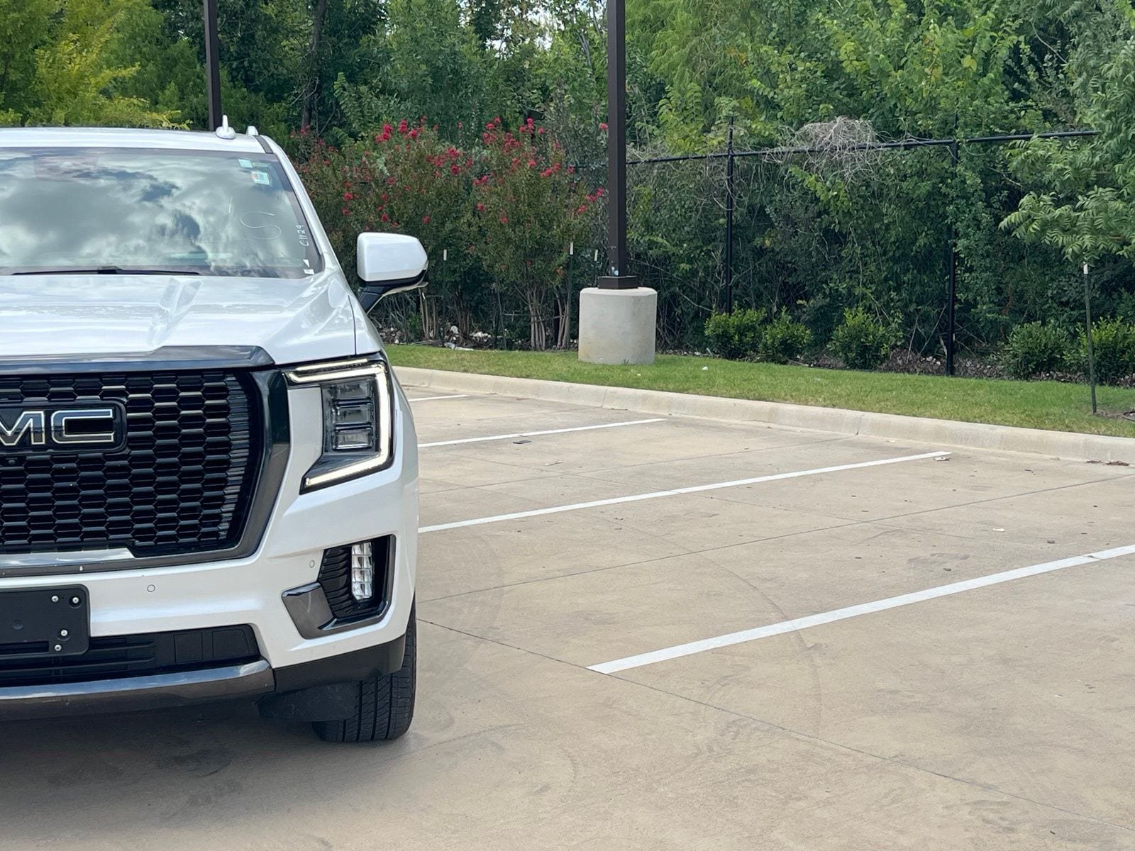 Used 2023 GMC Yukon Denali Ultimate AWD/4WD image 3