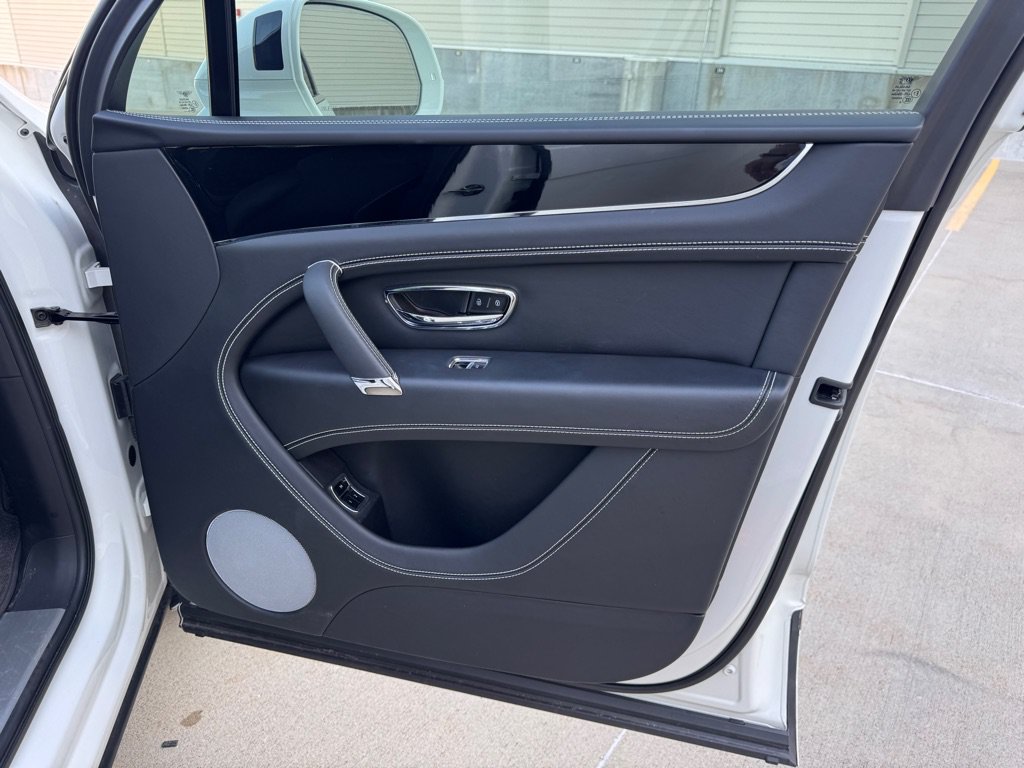 Used 2019 Bentley Bentayga AWD/4WD image 26