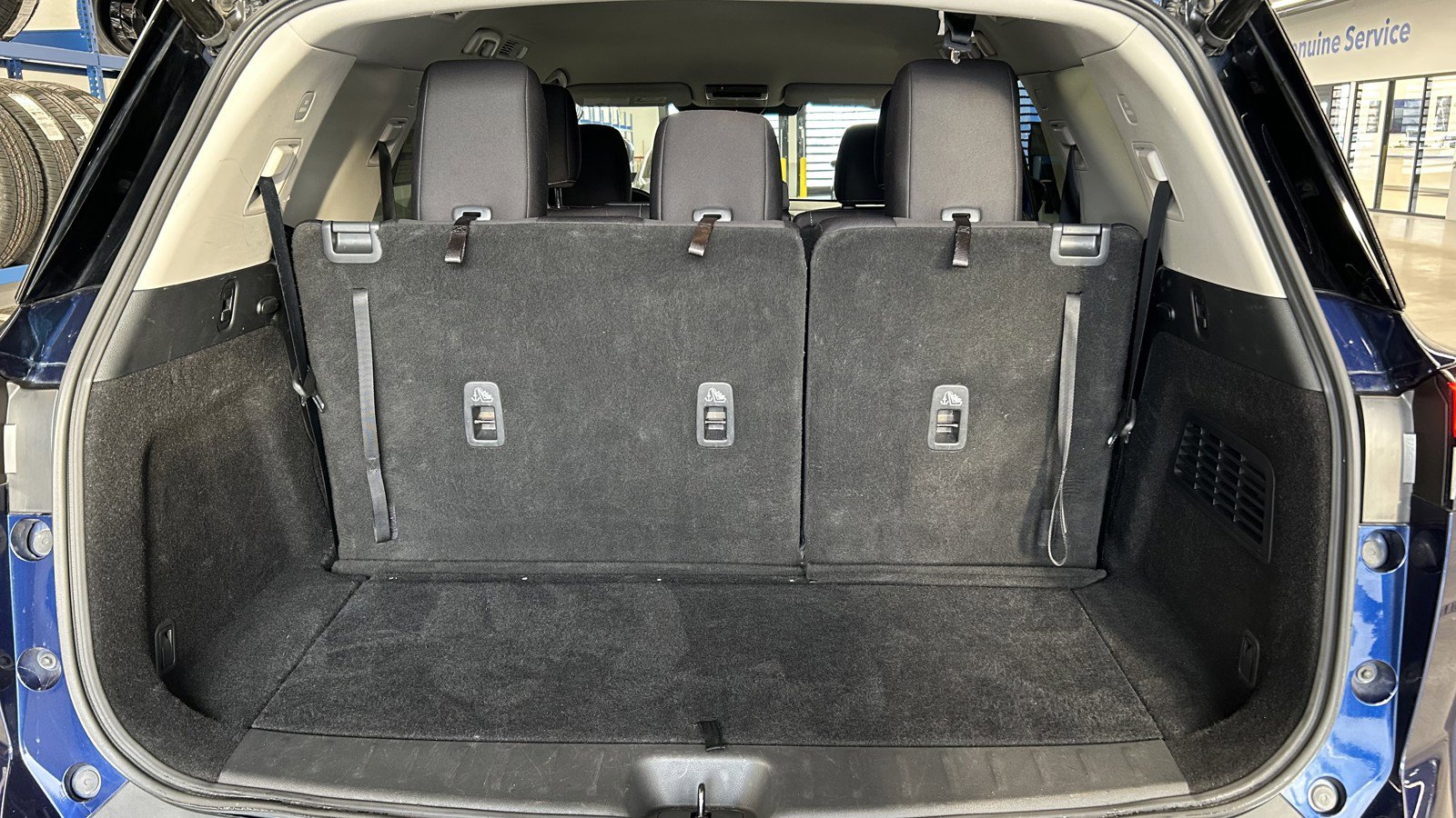 Used 2025 Nissan Pathfinder SV image 13