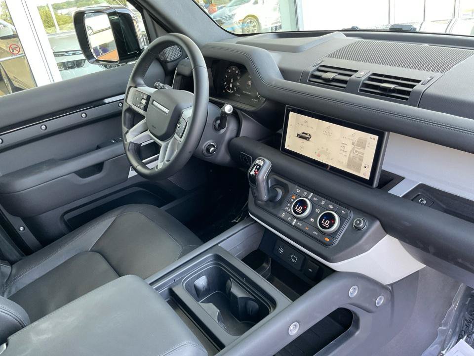 Used 2024 Land Rover Defender 110 X-Dynamic SE AWD/4WD image 32