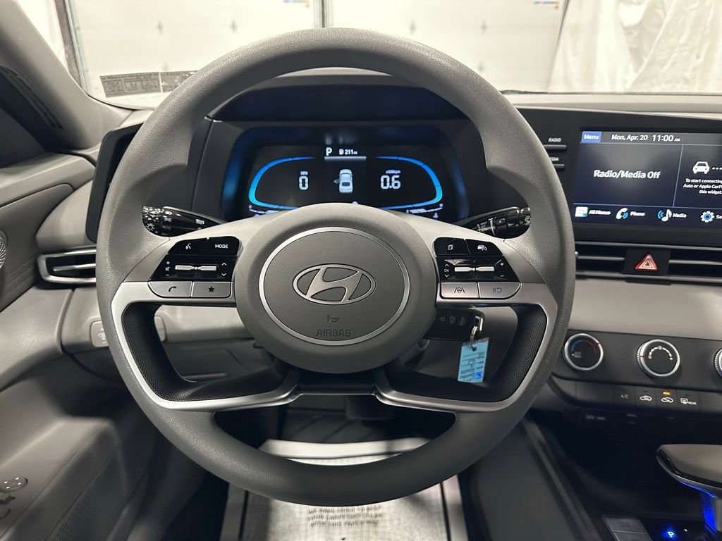 Used 2025 Hyundai Elantra SE FWD image 18