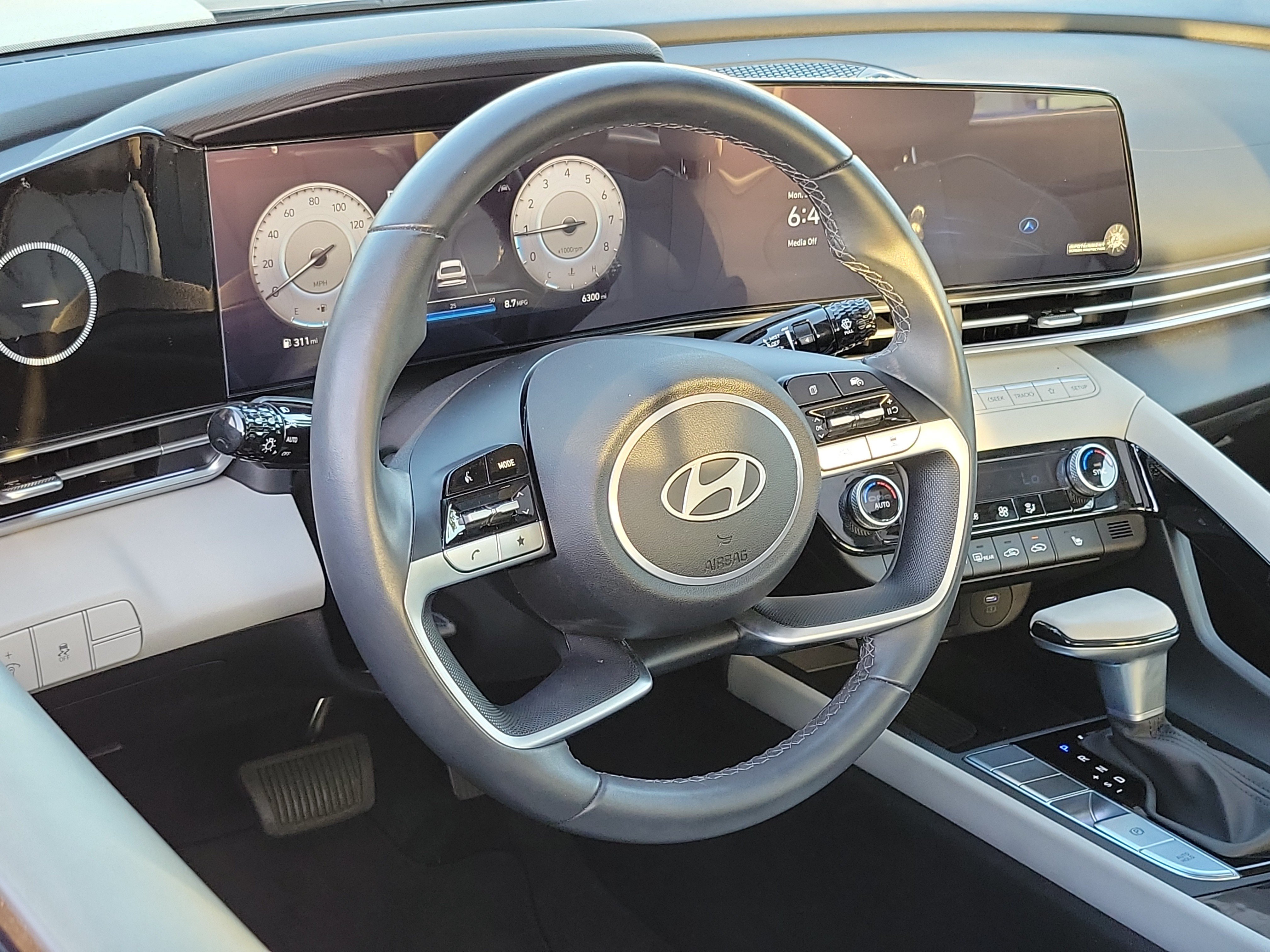Certified 2025 Hyundai Elantra Limited FWD image 9