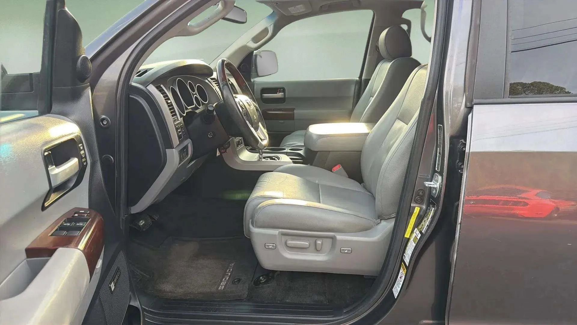 Used 2016 Toyota Sequoia Platinum image 30