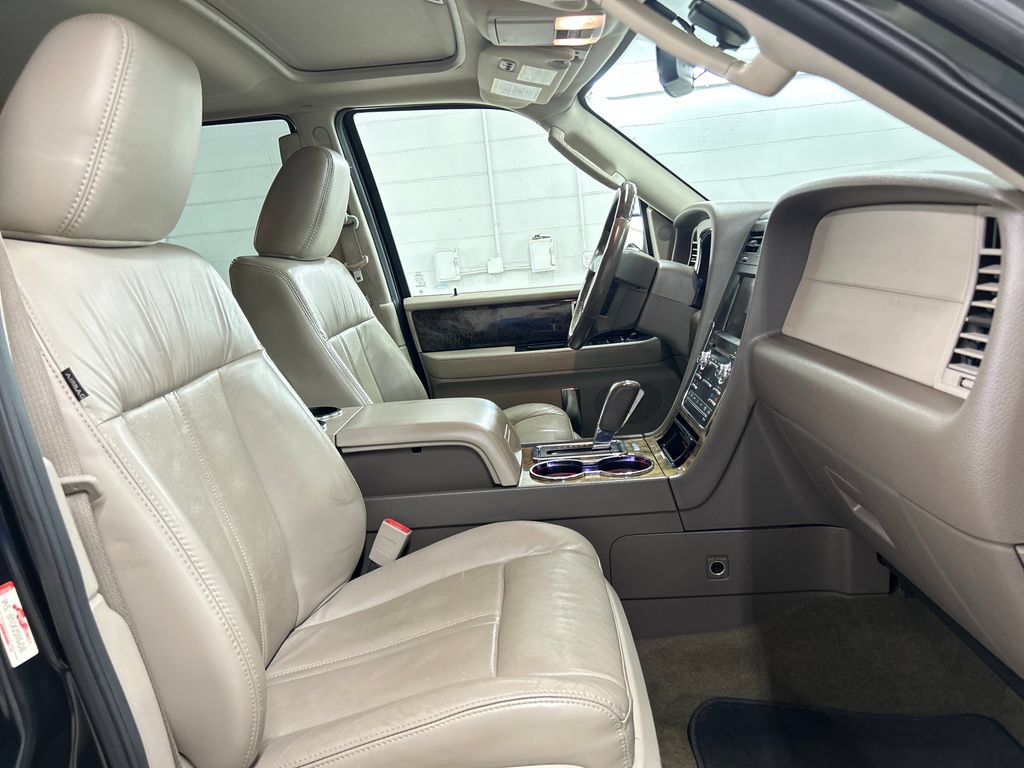 Used 2015 Lincoln Navigator 2WD image 28