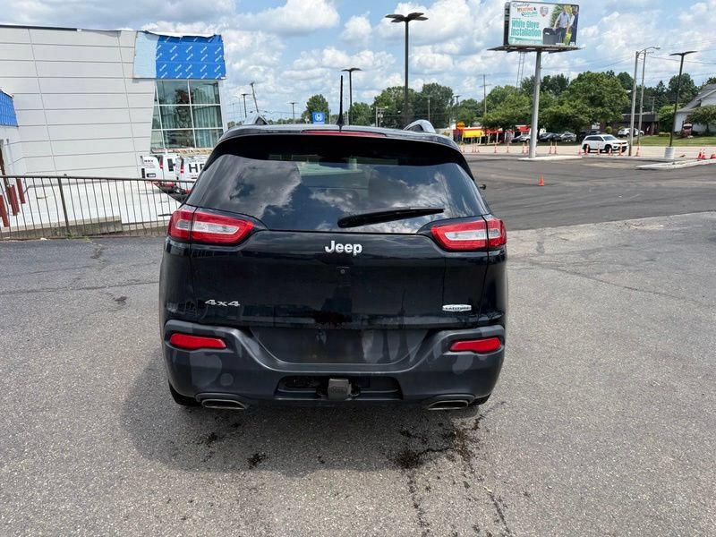 Used 2017 Jeep Cherokee Latitude w/ Cold Weather Group AWD/4WD image 7