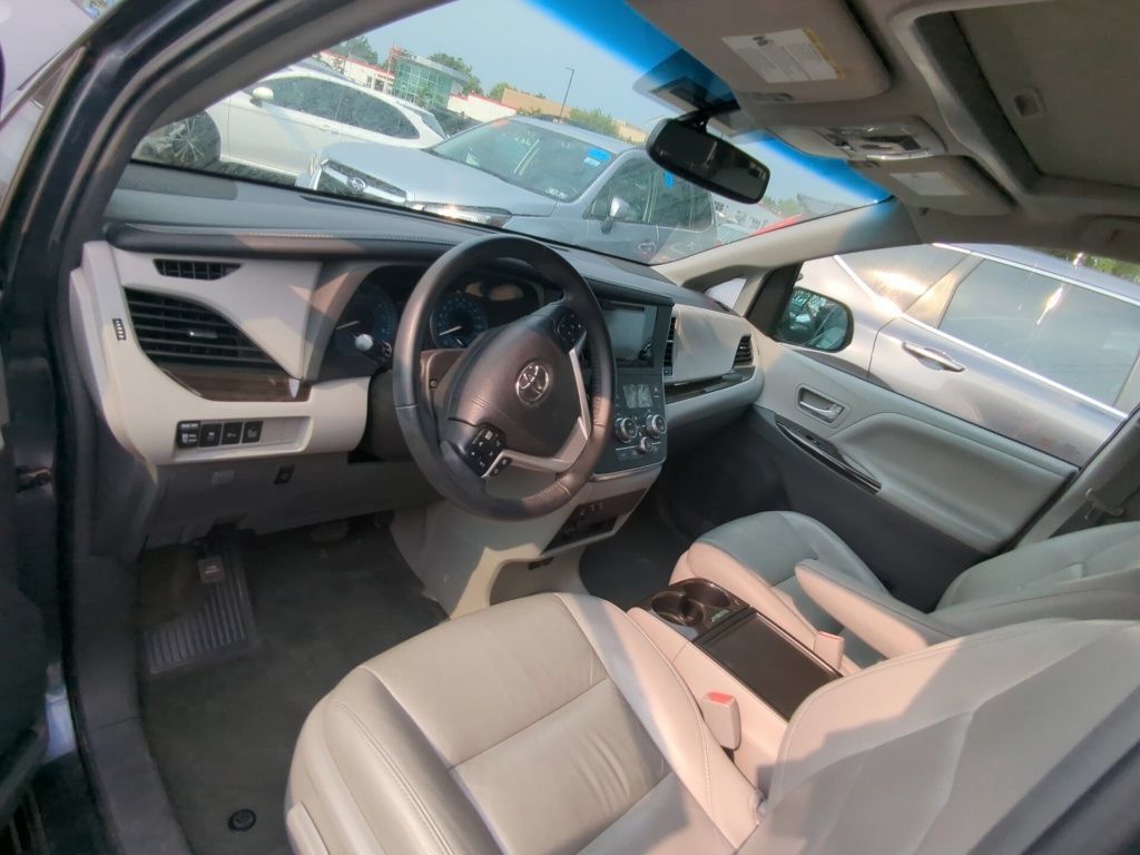 Used 2017 Toyota Sienna XLE Premium FWD image 7