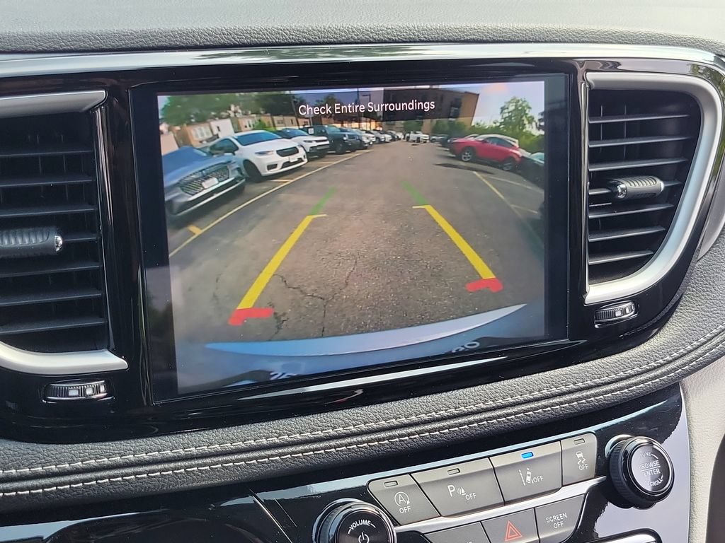 Certified 2024 Chrysler Pacifica Touring-L FWD image 26