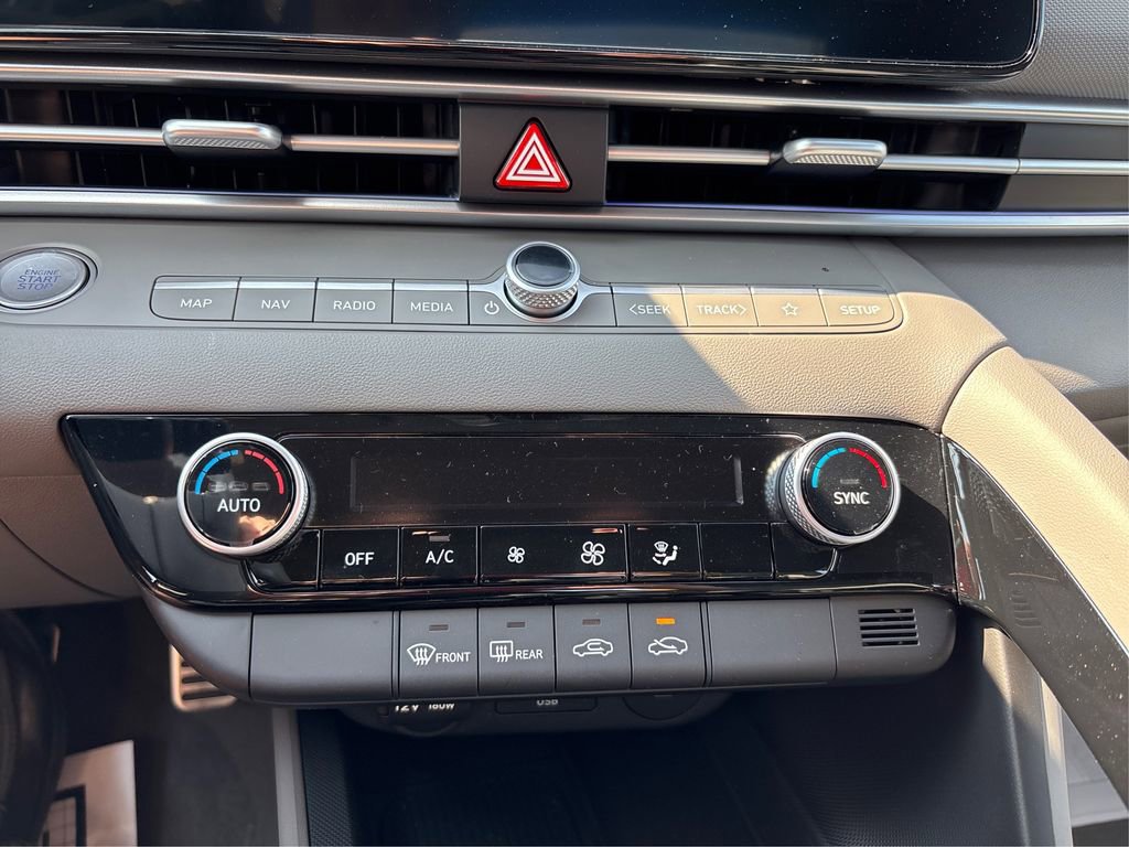 Certified 2025 Hyundai Elantra SEL image 25