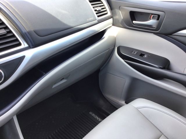 Used 2019 Toyota Highlander XLE AWD/4WD image 33