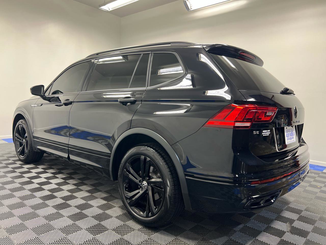 Used 2023 Volkswagen Tiguan SE R-Line FWD image 11