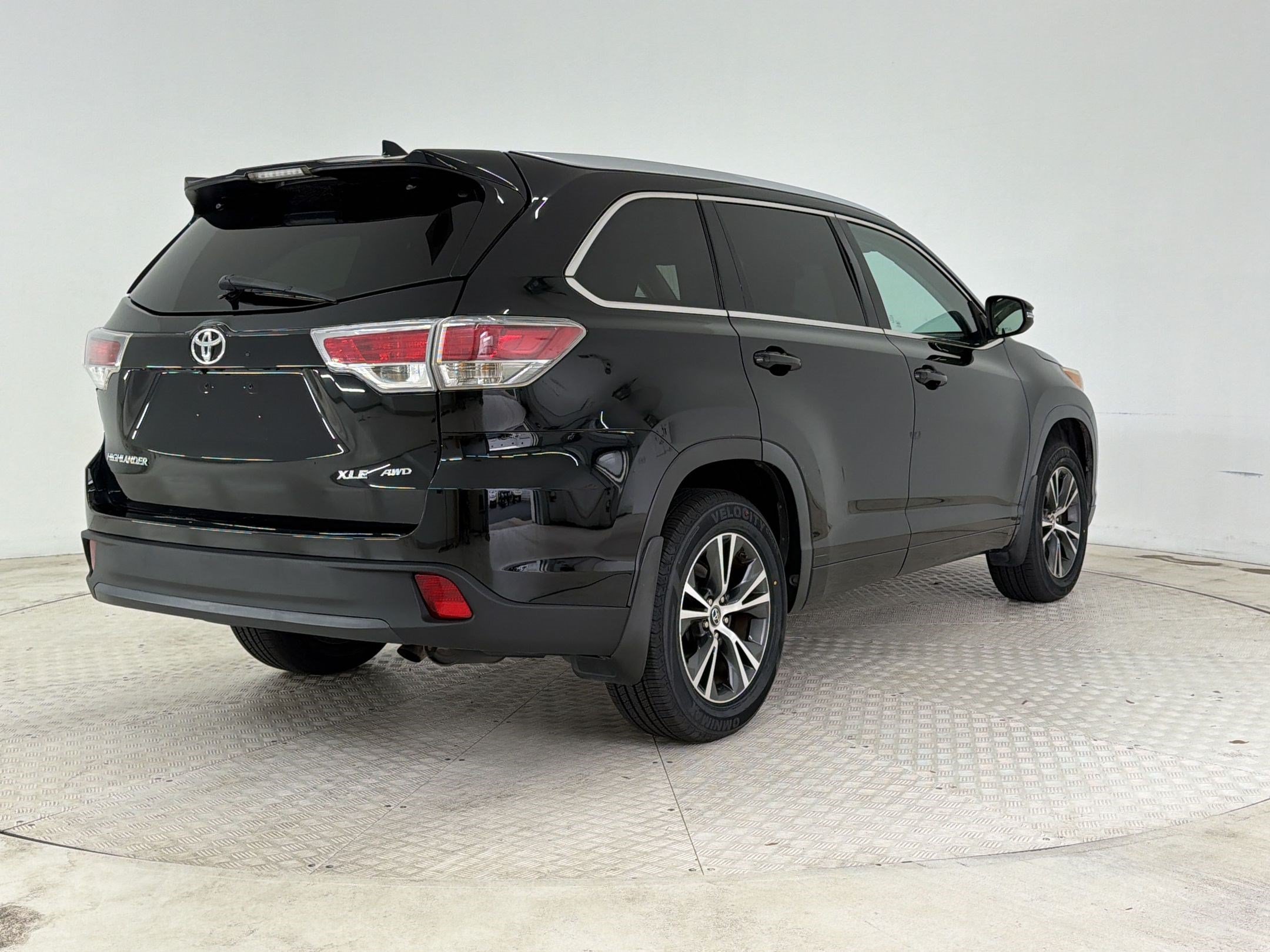 Used 2016 Toyota Highlander XLE AWD/4WD image 9