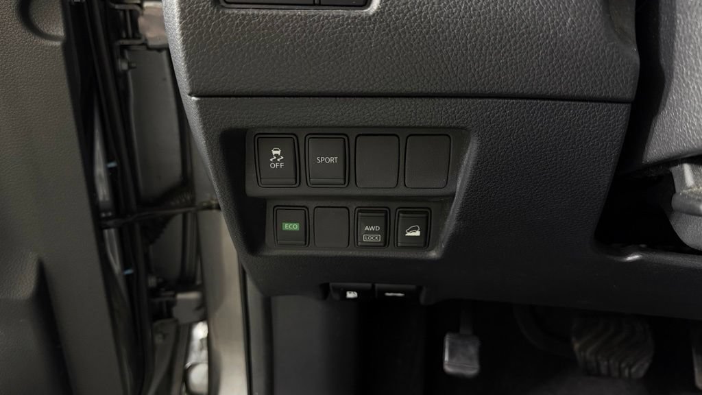 Used 2015 Nissan Rogue SV AWD/4WD image 16