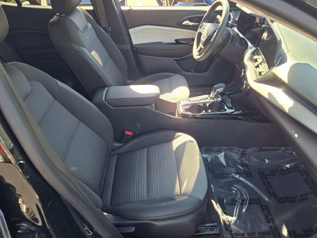 Used 2025 Chevrolet Trax LT FWD image 9