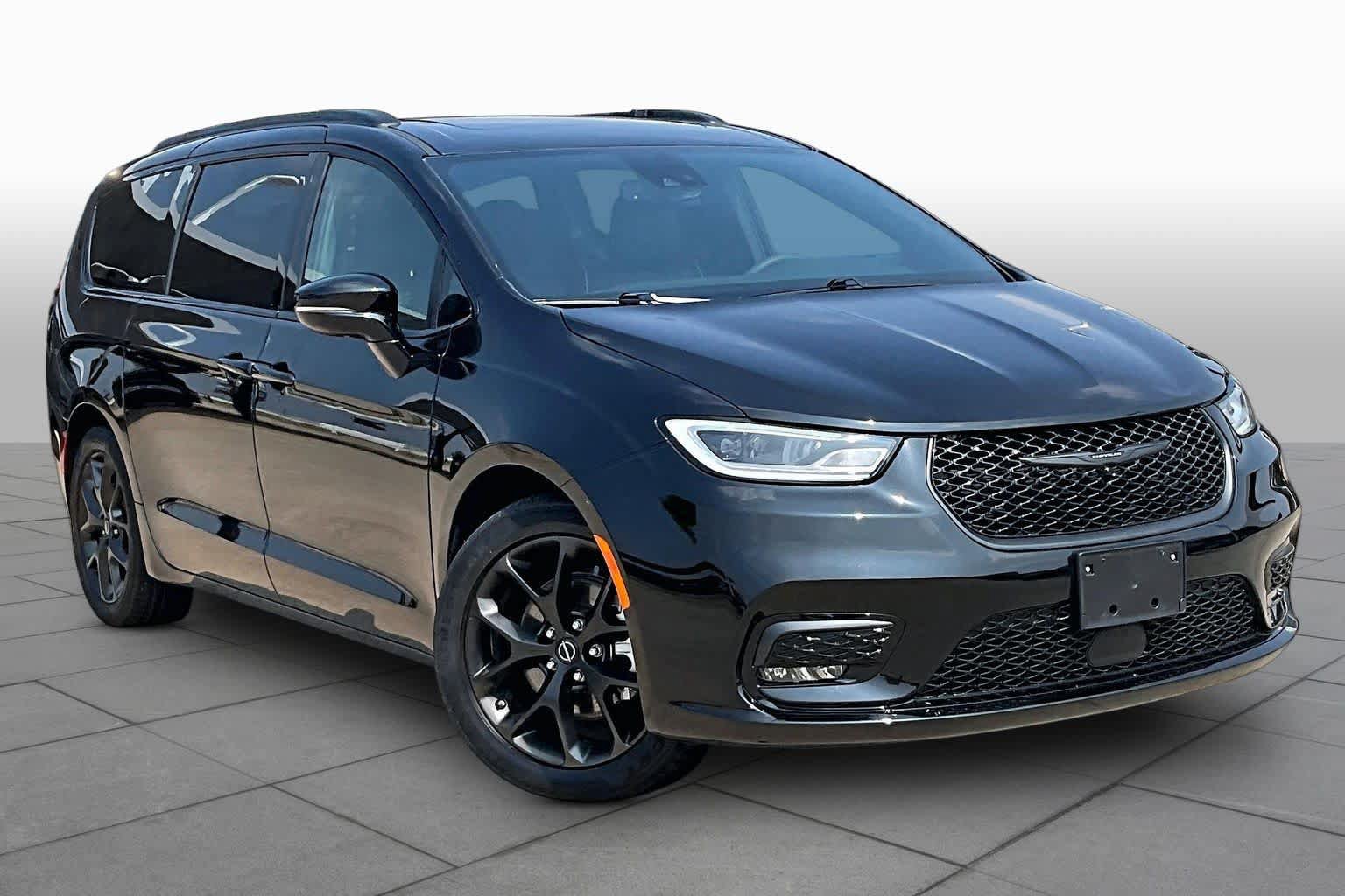 Used 2025 Chrysler Pacifica Limited FWD image 3