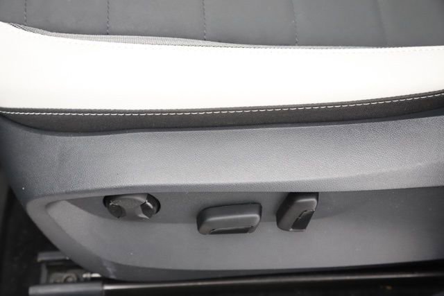 Used 2025 Volkswagen Taos SE w/ Panoramic Sunroof Package image 14