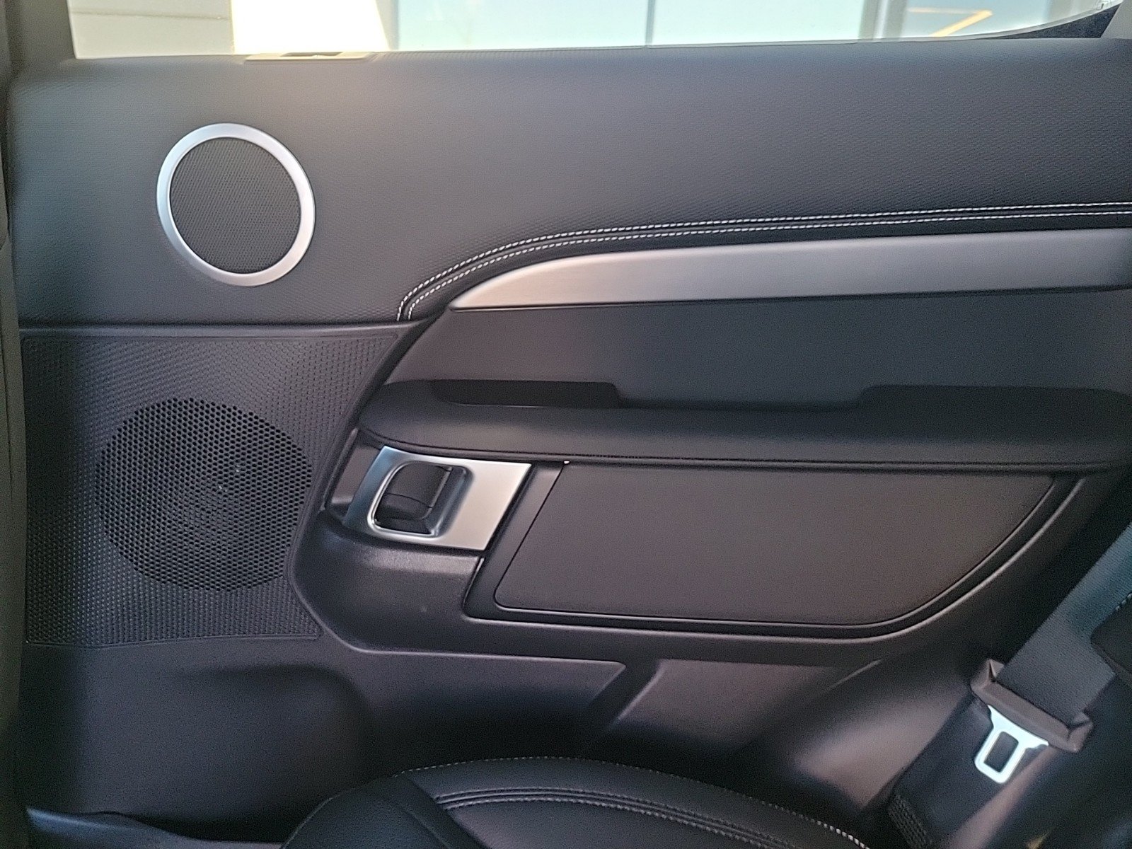 Certified 2025 Land Rover Discovery Dynamic SE AWD/4WD image 18