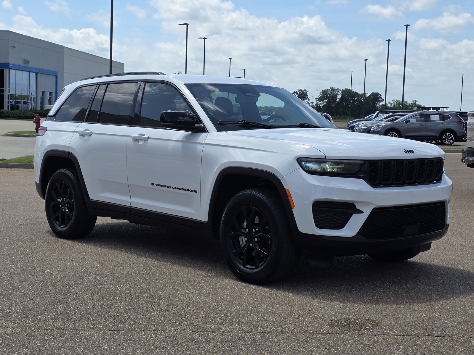 Used 2024 Jeep Grand Cherokee Altitude AWD/4WD image 3